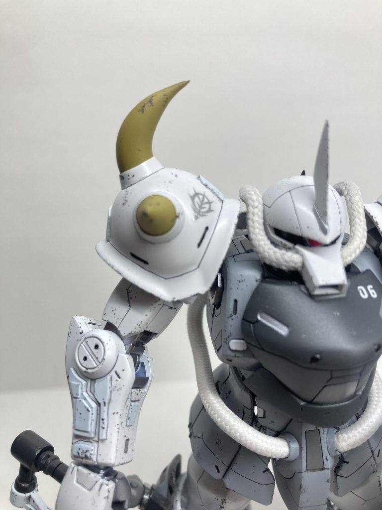 頭部と腰部の動力パイプは、100均のメッシュ充電コードをベースに中に針金を入れて作成しました。寒冷地仕様なのに、右肩スパイクが何故この色?と思われるかもしれませんが、モチーフにした軍人の渾名「モロッコの恐怖」からこの色にしました。是非ともモチーフにした軍人を調べてみて下さい。とんでもない人なのですw