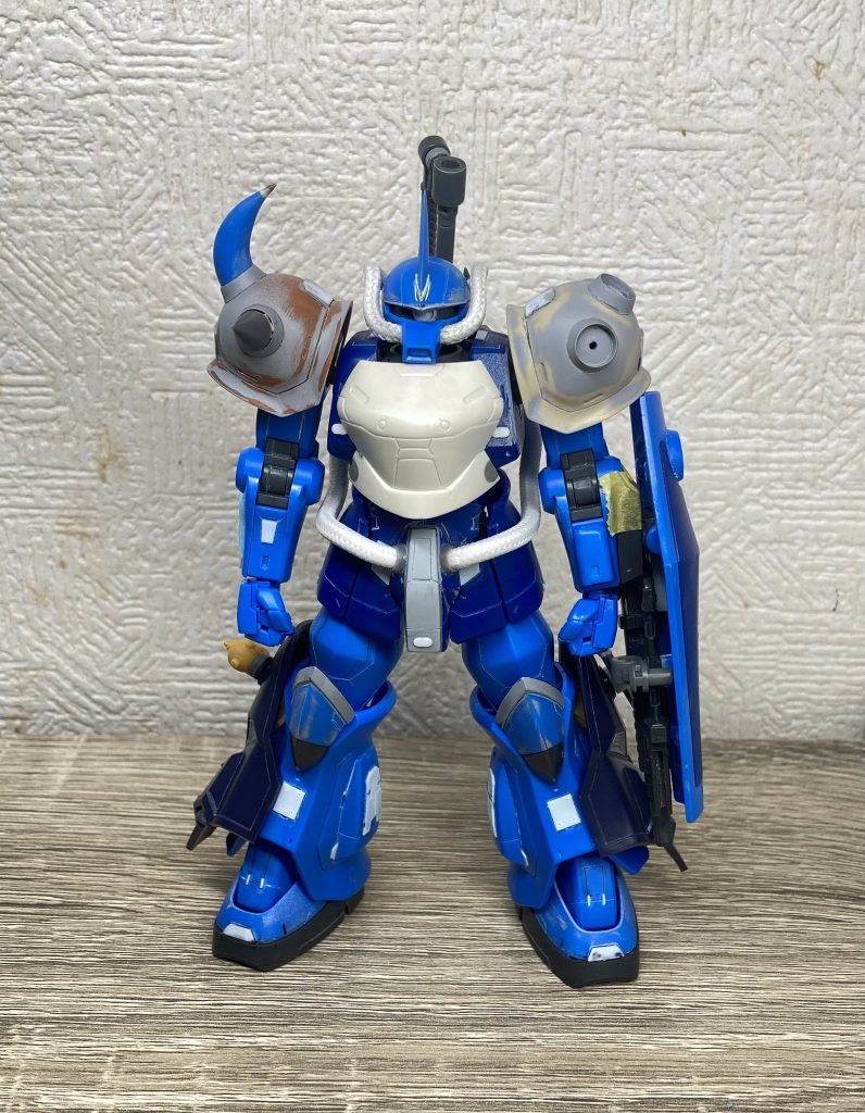 塗装前の写真肩アーマーは元のエッジがダルいため、ジャンクのザクⅡ(リバイブ前)と旧ザクのアーマに交換しました。動力パイプの都合から、腰部フロント中央を1mm手前に延長しました。