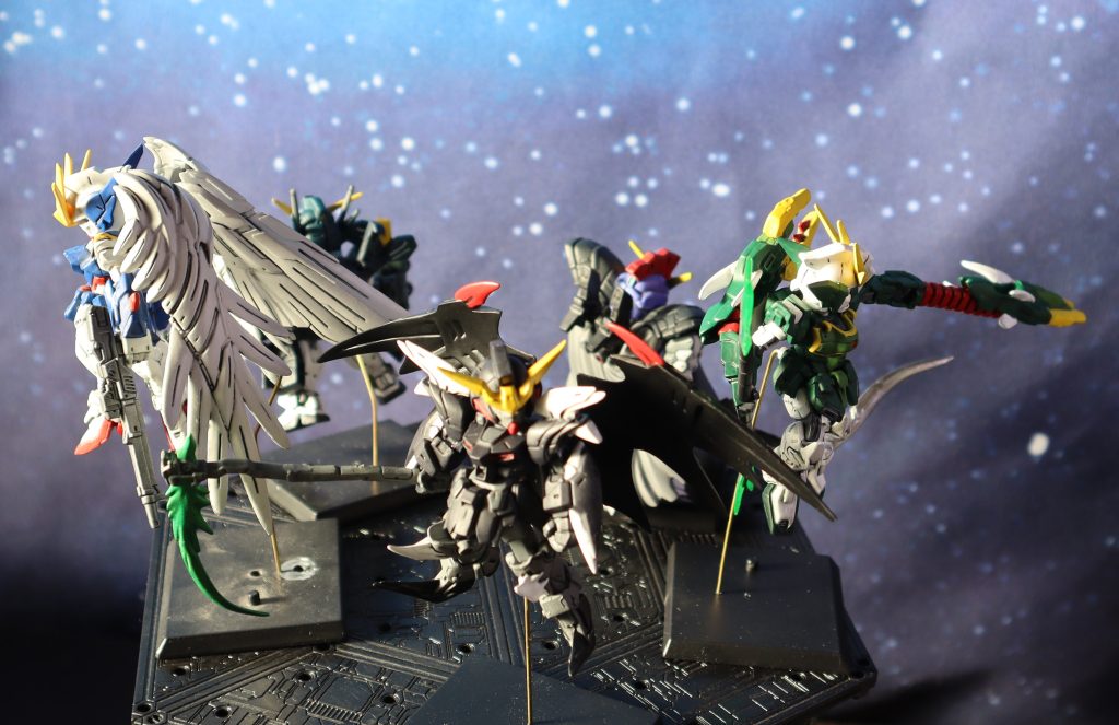 センター：ガンダムデスサイズヘル