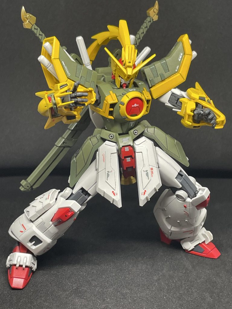 ドラゴンガンダムカッコイイですよね！シュッとした顔と腕のドラゴン、胴着のようなふくらはぎが特徴ですかね👌今回の主な変更点は、頭のボリュームアップ、スーパーモードの追加、刀の追加、肩の棒の半数を腰にマウントです。