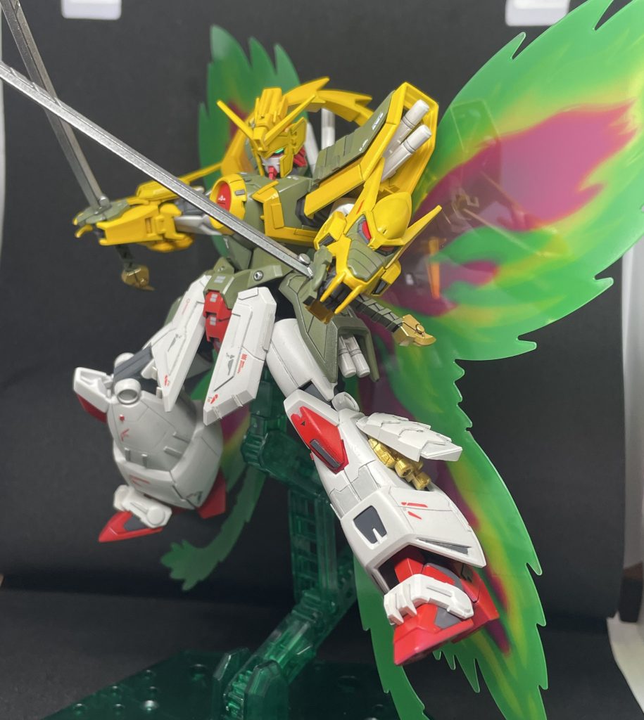 刀を追加したので、私のドラゴンガンダムの真流星胡蝶剣はこちらになります😙二刀で切り掛かるイメージですね。頭は元のキットだと、細くて小さいなと思ったので、耳？みたいなところと、トサカ？みたいなとこをボリュームアップしました。分かりますかね？？w