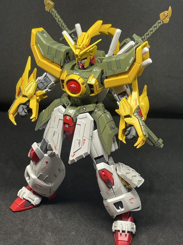 ちょっと分かりにくいんですが、肩パーツをスライド、ふくらはぎにもバーニアを追加しました。そうです、シャイニングガンダムの真似をしてみました😙肩パーツは軸を足してスライドするようにし、プラ板でゴールドの部分を追加しました。クリアランス確保の為にスライドする緑のパーツの裏側は削りまくってます。