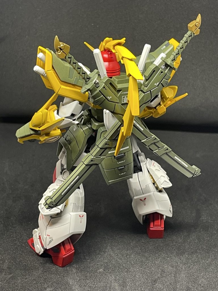 ふくらはぎのパーツはHGのシャイニングガンダムより切り出してなんとか取り付けました。ドラゴンガンダムの脚もノコで切り取ってプラ板で鱗のようなデコレーションを追加しました。元のままだと、なんだかドラゴンボールのナメック星人のような印象だったので😂