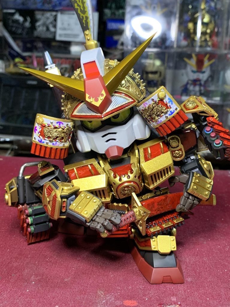 肩、腕、胸の引き出し構造でギリギリ抜刀の構えが可能です。ギリギリね。