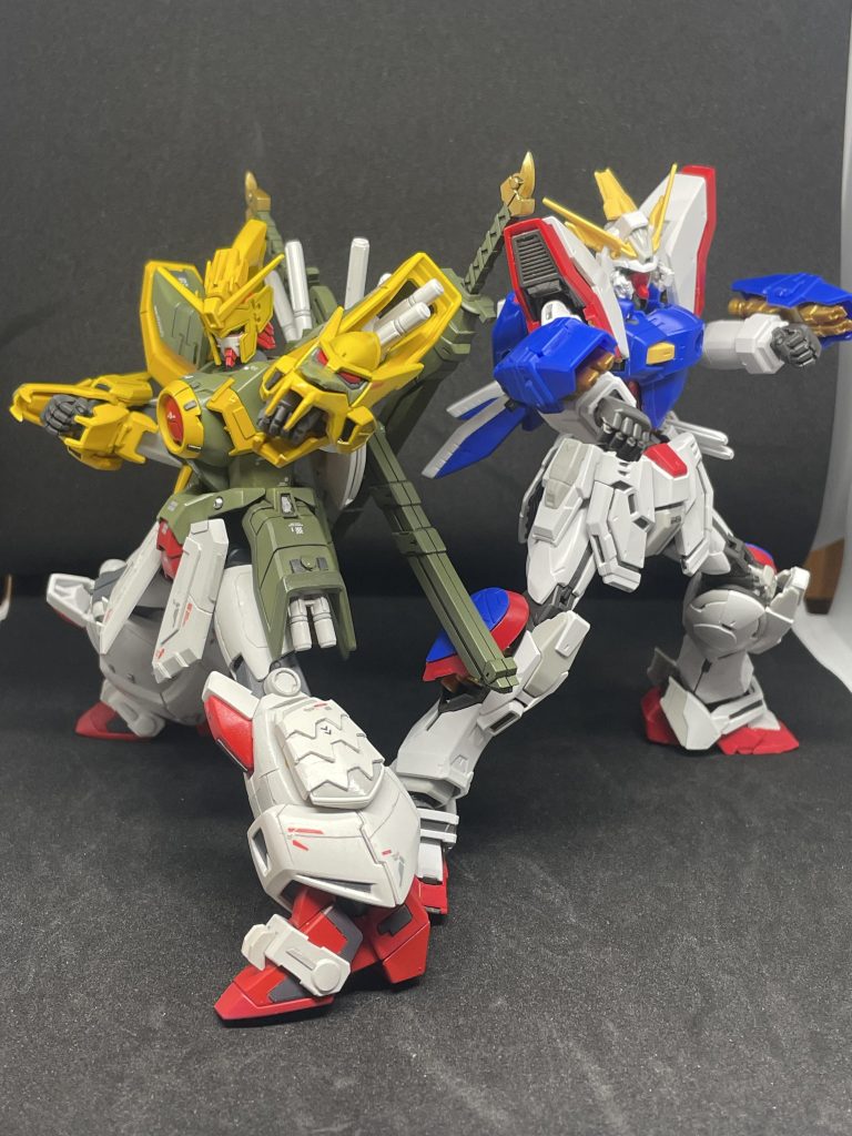 最後は素組のRGシャイニングガンダムとファイティングポーズをとってみました。情報量もRGに追いつけたかなと思います。腰アーマーに刀マウントの名残がありますが、お気になさらずwRGシャイニングガンダムは墨入れして成型色フィニッシュして友人にお渡しするので、投稿はしないのでこちらでお別れです👋ご覧いただきありがとうございました。