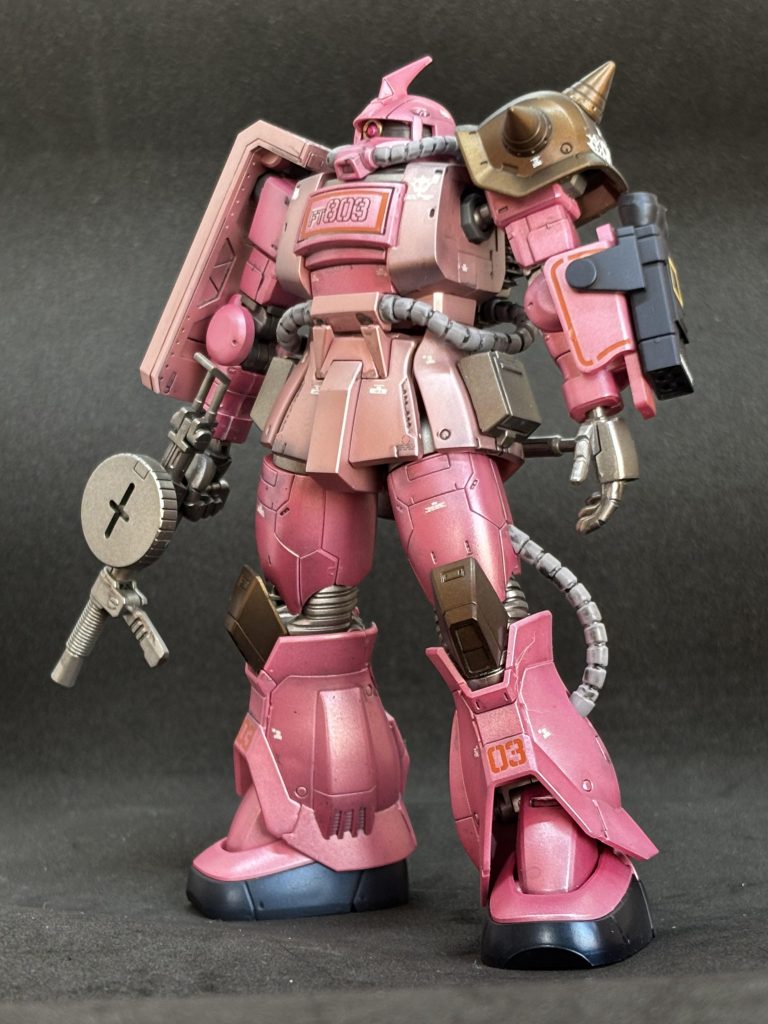 モノアイは手芸店のアクセサリーパーツで作成。ヘルメット内側をかなり削ったので、ちゃんと首振りに合わせて可動します。