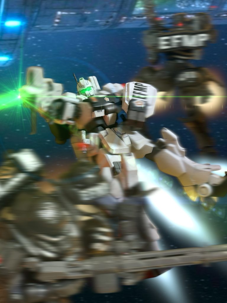 （一発、入りさえすれば……！）　ヘントは焦っていた。シュトゥルム・ザックは高機動だが、その機動性を実現するために、巨大なプロペラントタンクが剥き出しのように機体各所に積まれている。それらに着弾さえすれば、派手に火を吹いて沈むはずだ。　だが、それが、できない。　バギー・ブッシュ中尉の戦い方が巧みなのだ。３６０°すべての空間を活用できる宇宙での戦い方を知り尽くしている。　上下左右に奥行きを加えた複雑で立体的な機動に、加えて、黒い機体が宇宙では抜群に視認しづらい。　しかし、ヘントの操縦も負けてはいない。２機の連携をぎりぎりでかわし続けている。『復帰します！』アンナ機から通信が入る。「駄目だ！艦を守れ！」片足のキャバルリーの機動ではシュトゥルム・ザックのカモになる。『さっきは早く戻れって言ったじゃん！』　言いながらも、アンナは意図を汲んだらしく、乱戦には加わらず、