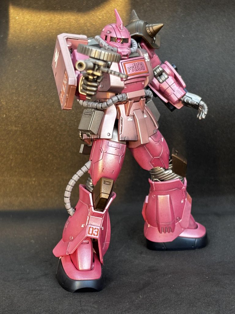 肩と膝はクリアブラウンのマットキャンディ塗装。クリアブラックの細吹きと、水性墨入れで汚し表現。