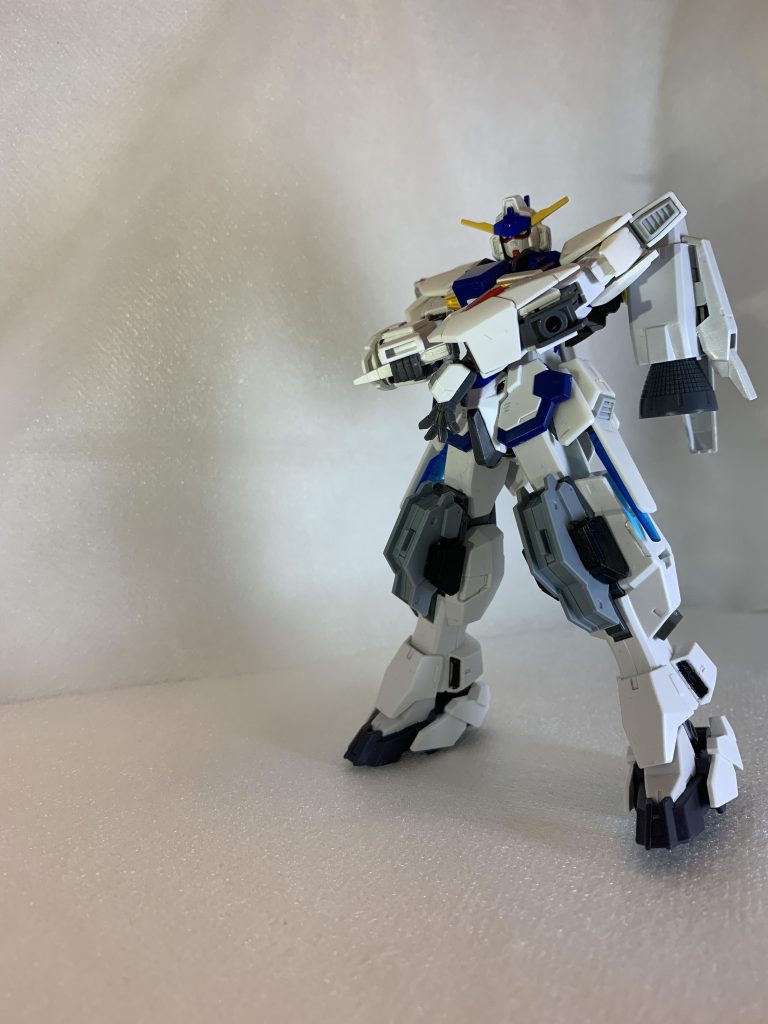 サーベルは腕部から引き抜く感じで