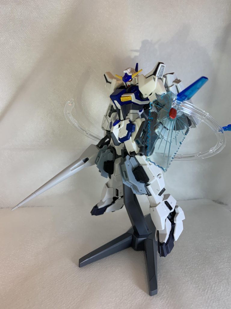 腰部に搭載しているCファンネル 多いと使いこなせないので2つだけ。全載せ。膝にはミサイルもあったり。