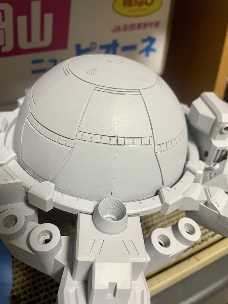 制作中のミノフスキークラフトの裏側。中央の合わせ目がなかなか消えてくれませんでしたー