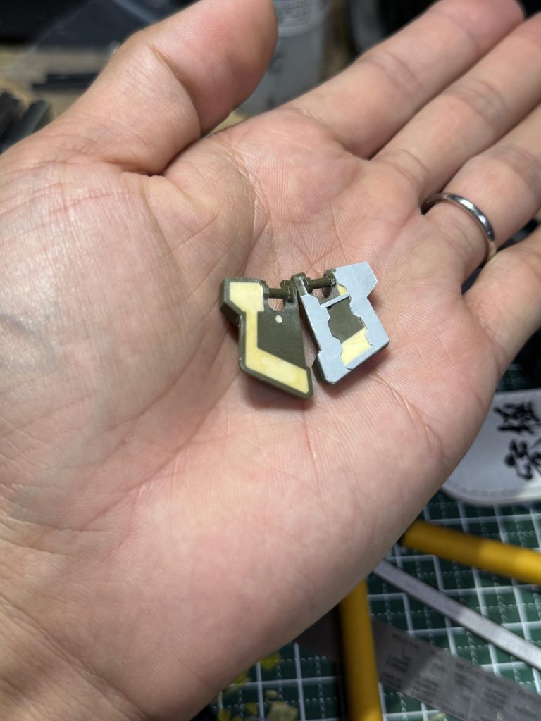 フロントスカートの裏側部分絶対誰も見ないですが、肉抜きを埋めてからディテールを追加。