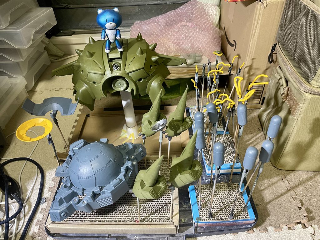 塗装中。面が広いので塗料がジャブジャブ無くなります。