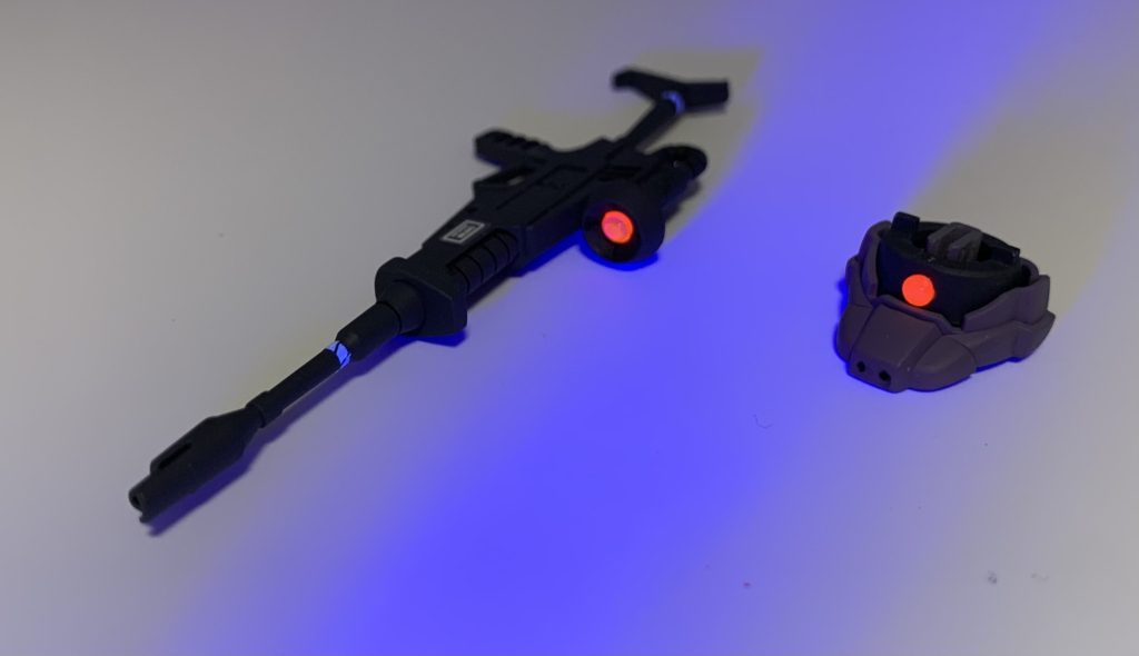 UVライトで発光!