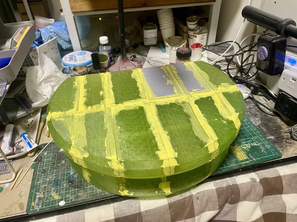 台座も3Dプリント。パテ埋めも大変でした。