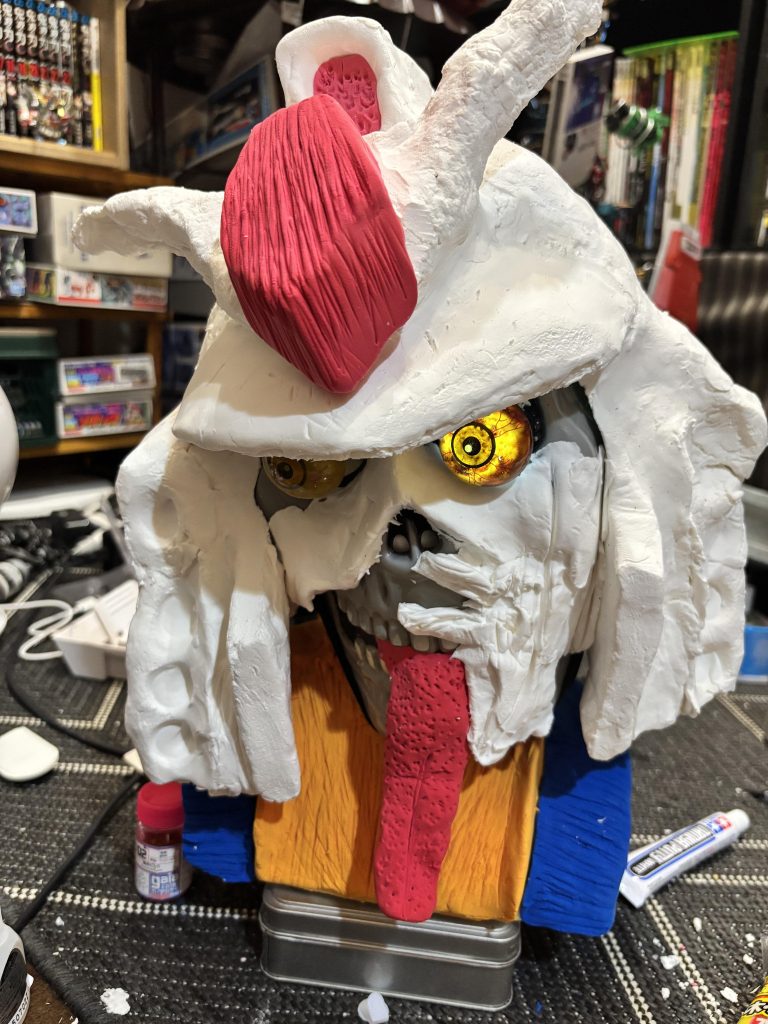 紙粘土が落ちついてきたところでやすりがけとカットでシャープ化、ここからガンダムの形状に近づけていきました。