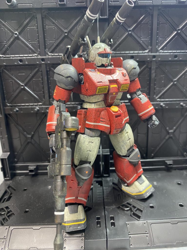 赤い部分と白の部分の外装にデカール前にアクリジョンのクリアをエアブラシ塗装したらなぜかヒビ割れみたいに！