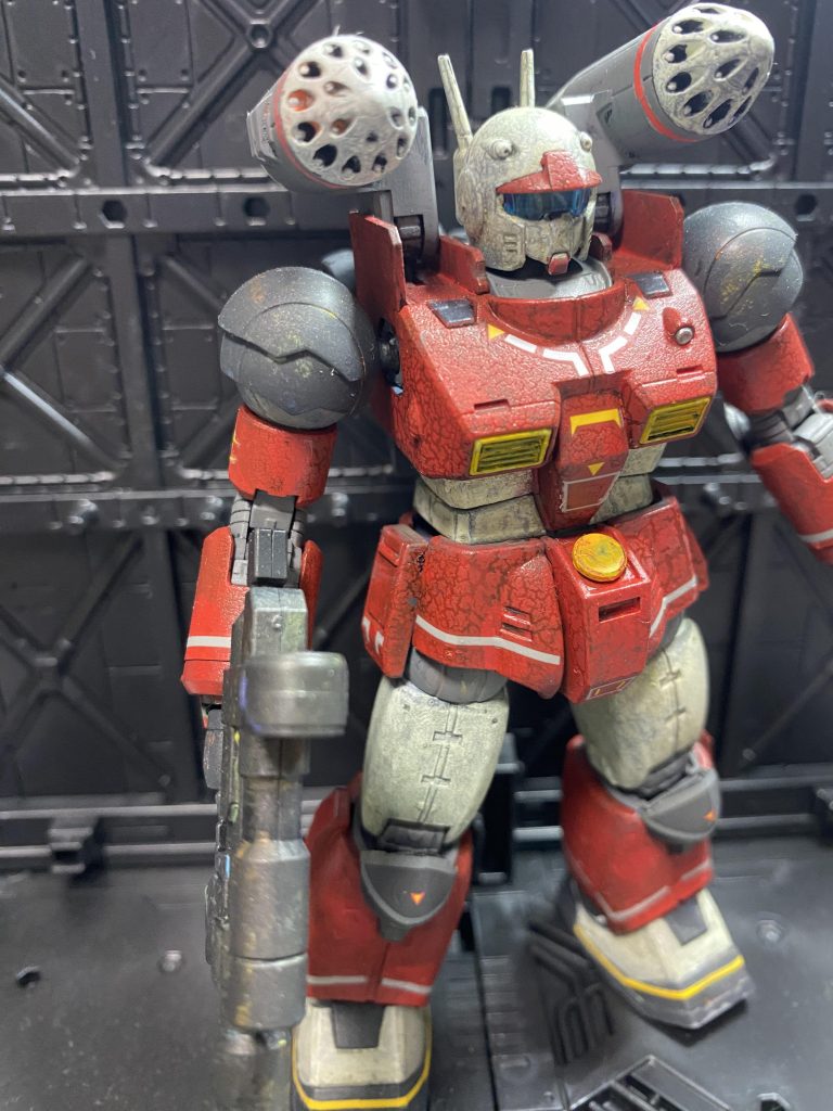 左胸のマシンガン等のディテールのおかげで完璧にデカールを貼ることができませんでした。