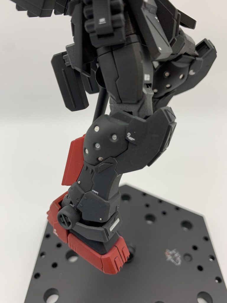 各所にメタルリベットエッチング、スチールボールを埋め込んでいる。