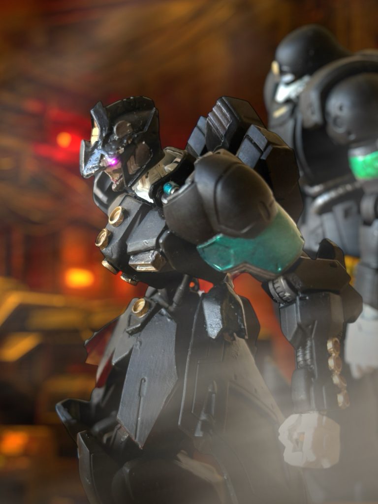 小惑星の中のドックに降り立った黒い機体から、紫色のノーマルスーツに身を包んだパイロットが滑り出してきた。華奢なシルエットから、女性だとすぐにわかった。 機体の足許には、赤いノーマルスーツの男が出迎えに来ていた。