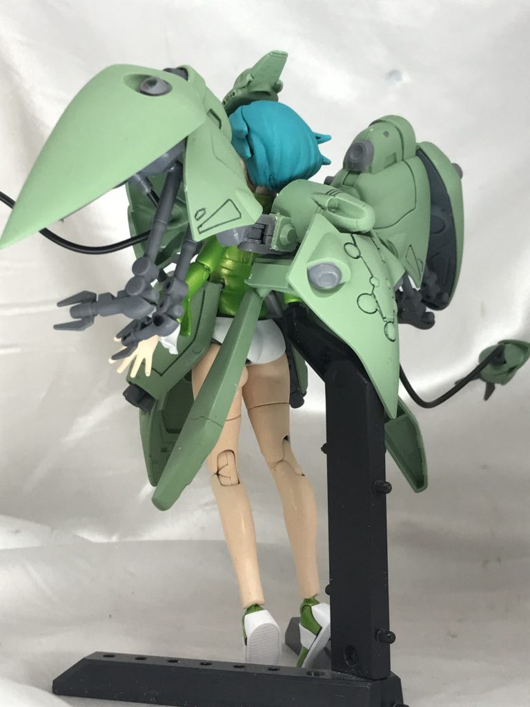 バインダーなどは背中パーツにジョイント接続してるので胴体の可動は妨げません。バインダーは見た目ほど重くはないので一軸で簡単に保持できます。