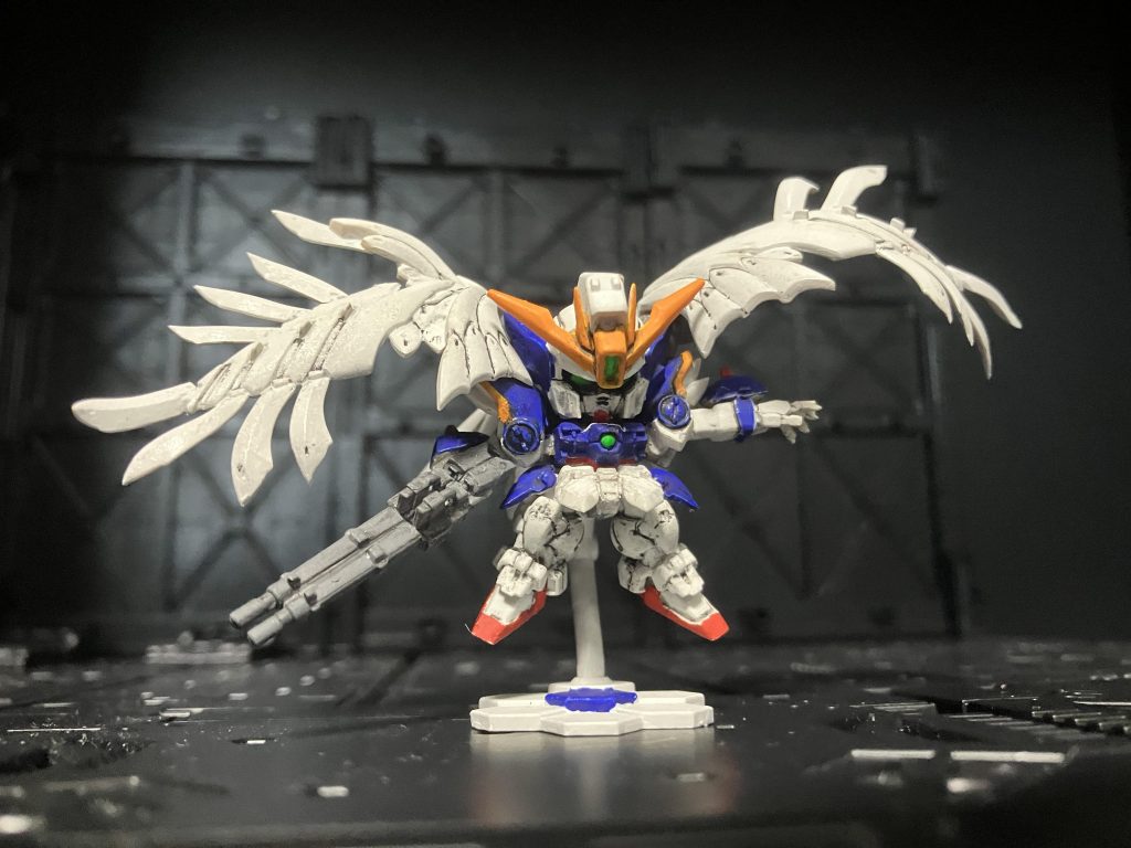 パーツがとても小さいので目がチカチカしました。ヤバいです。百均で拡大鏡なるものがあるという事なので早速購入しました。なかなか良いもので作業効率上がりました。