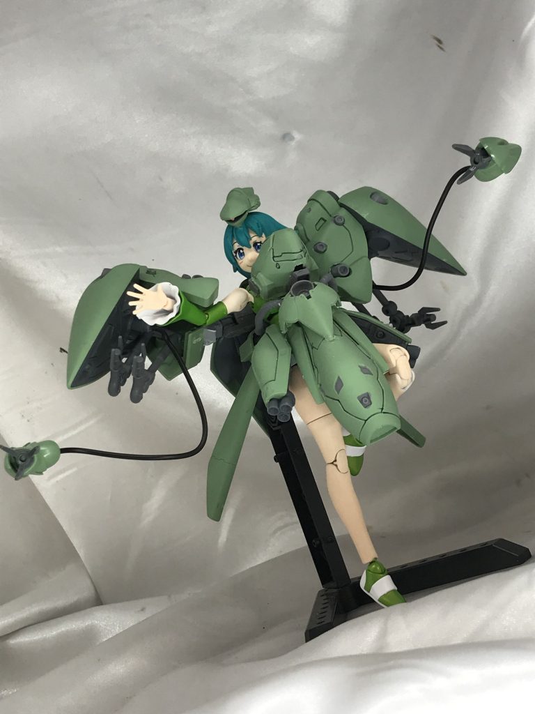 両腕はバインダーの中に接続し、有線ビームクロー状態固定としています。