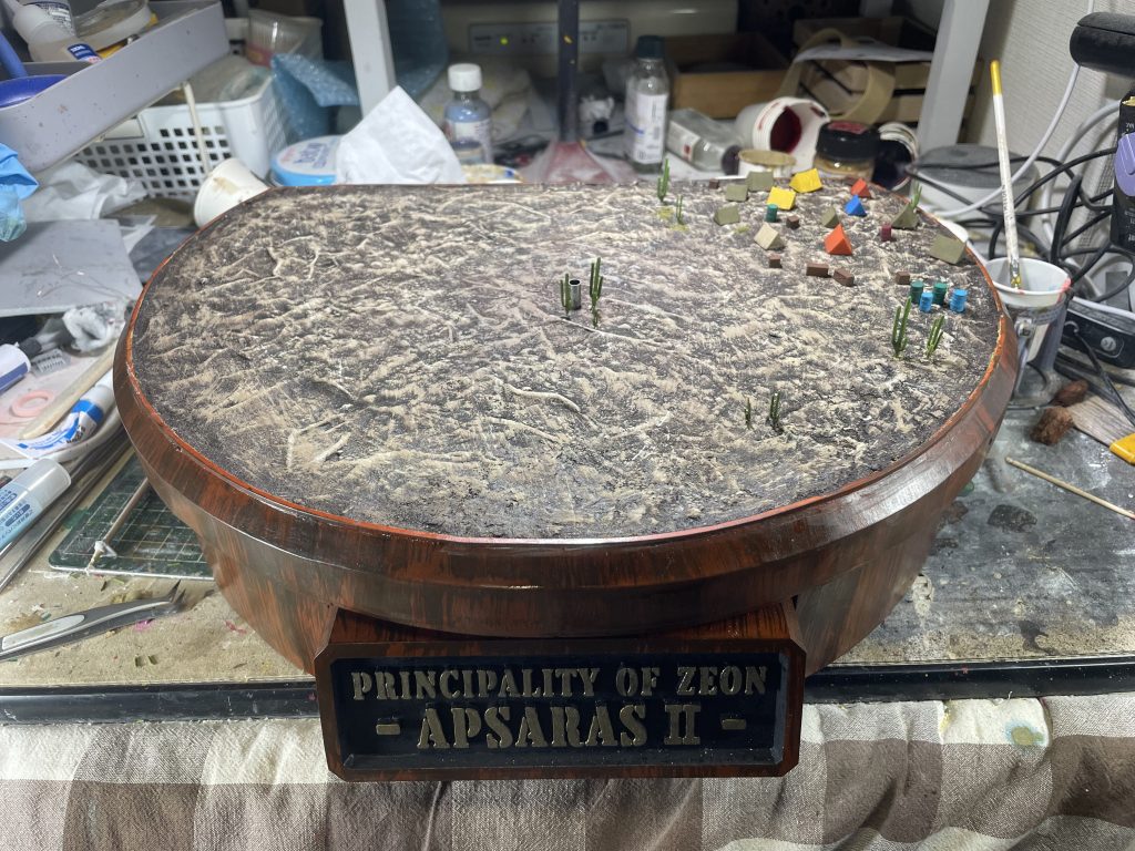 上面砂をボンド水で固め、マッドバーニッシュで厚めにコーティングしてからドライブラシを何層か重ねています。テントやドラム缶、サボテンもプリント品です。 最後まで閲覧いただきありがとうございました。