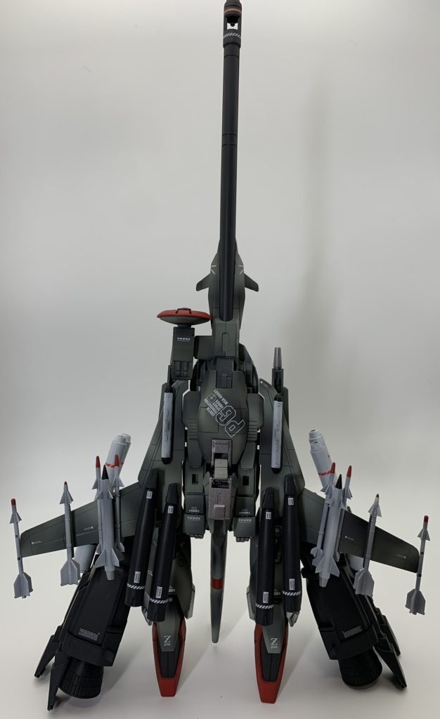 主翼下面にはスケールモデルのミサイルを装備!