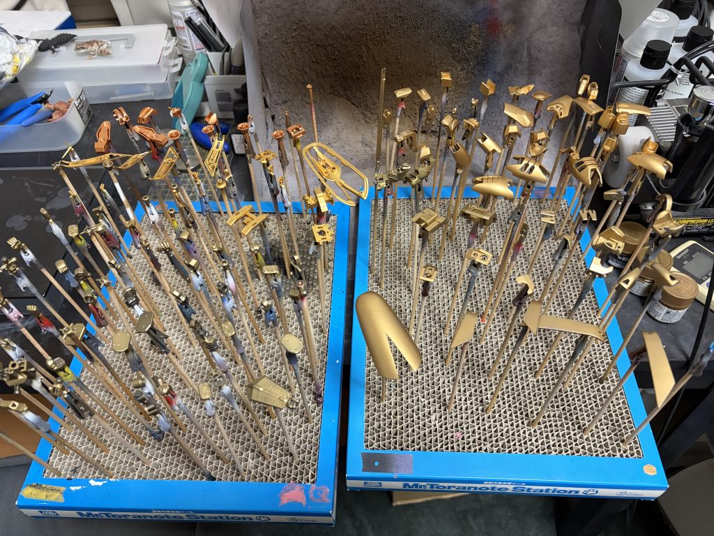 これ、みなさんわかります？金だけで2000種類あるんですよ。まあ今回は調色して6色だけですけど。