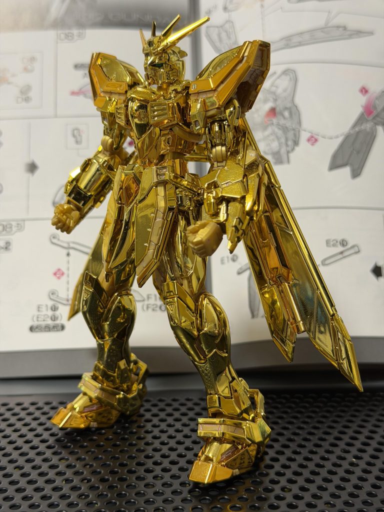 メッキキットということで私の技量で手を加えられるような箇所はほとんどなかったのですがメッキじゃないパーツに対してはガンダムマーカーのトランザムホロレッドを墨入れに使用しましたまぁほぼ目立たなかったのでロイヤルメタレッドもしくはヘビーガンメタリックを使用しておけばモールドが強調できたのかな？と