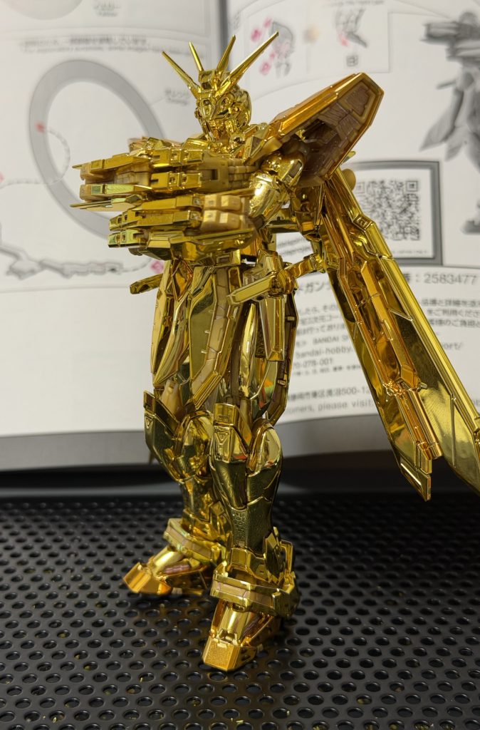 腕組みアンダーゲートが多用されているものの表に出てしまうゲートはどうしてもあるのですがそれについてはタミヤペイントマーカーX-12（ゴールドリーフ）を使って気持ち目立たなくなればなぁ程度にタッチアップ経験則からするとガンダムマーカーのゴールドのどれかが同じ色なのだけどガンダムマーカーでレタッチすると周囲を溶かして酷いことになるのでこの程度で