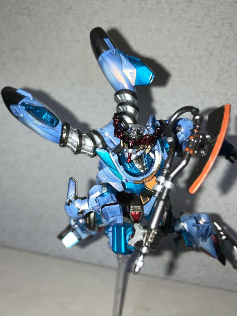 ジークアクスが発表された時の画像を意識して、青みがかったホワイトにしました。