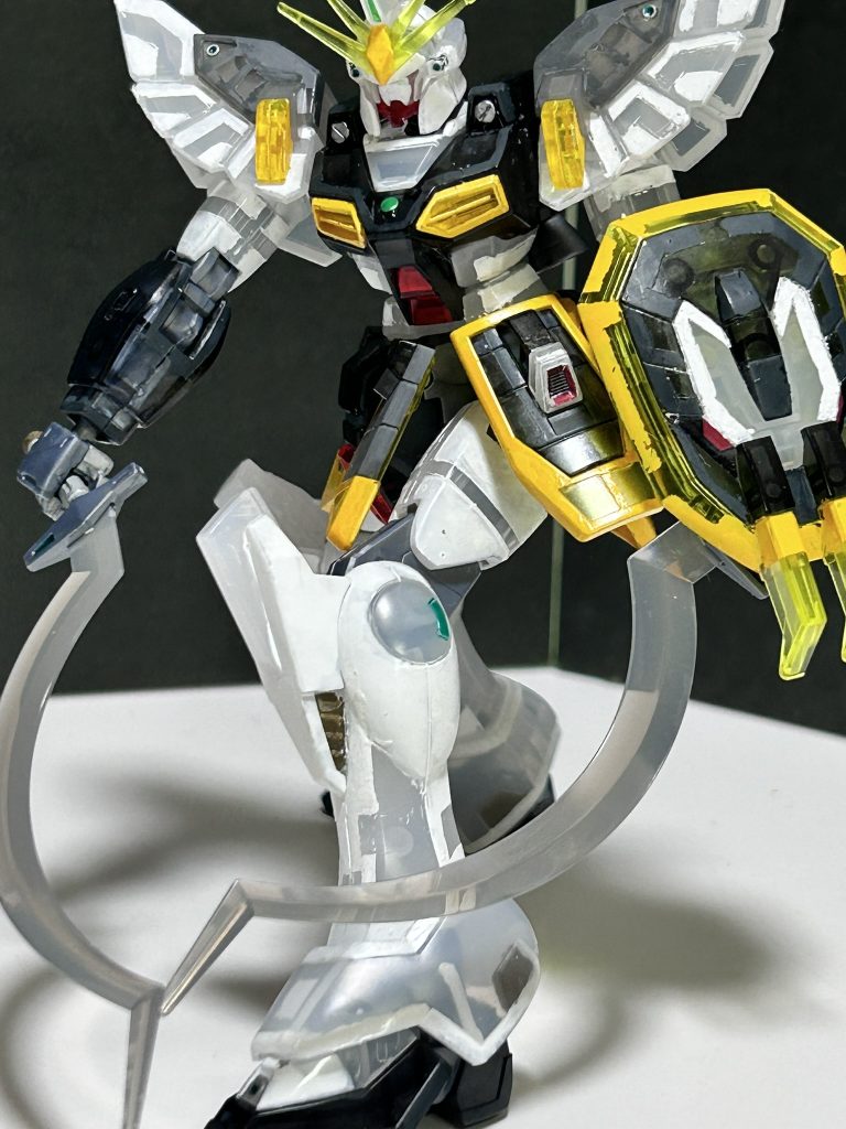 手足など。一番扱いが難しかったのはクリアブラック部分で黒系統の色を乗せても全然目立ってくれない・・・。腕パーツは内部フレームを白一色にしてみたらちょっと目立ってくれたので今後はこの方法を何かに使ってみようかな。足はデティールが大味だったのでマスキングでちまちま模様を追加。