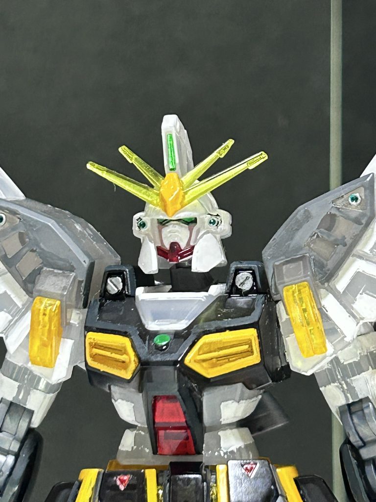 顔アップ。クリアを残したことでデスティニーの血涙のようになった顔がチャームポイント。前作からの教訓でアンテナは基部以外クリア残し。胸のダクトも実物だとかなり奥行きがある感じで良いです。