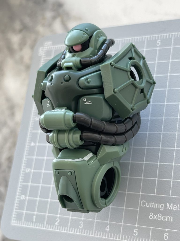 制作途中。段落ち部も含めて合わせ目は、ランナーリベットを合わせ目を挟むように入れることで極力消さずにそのまま活かしています。未塗装で制作する時はよくこれをやってます。モノアイは他キットのピンク色のランナーを切って埋め込みました。