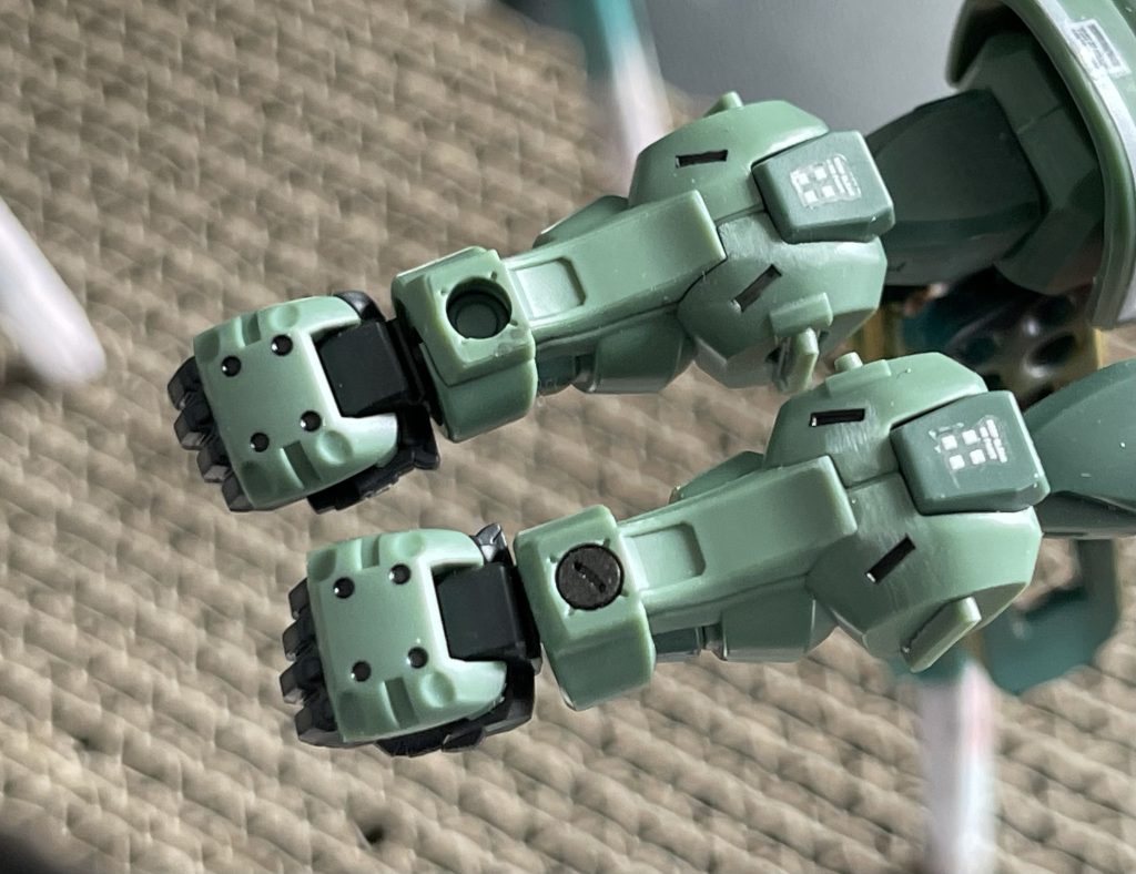 腕の穴が気になったので、3mm丸モールドを適当に入れました。