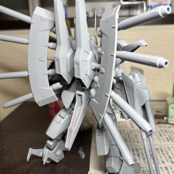 制作中のパラスアテナですが、表面処理まで終わりました。スジボリなどの改修状況がわかりやすい見て取れると思います。（5枚目）