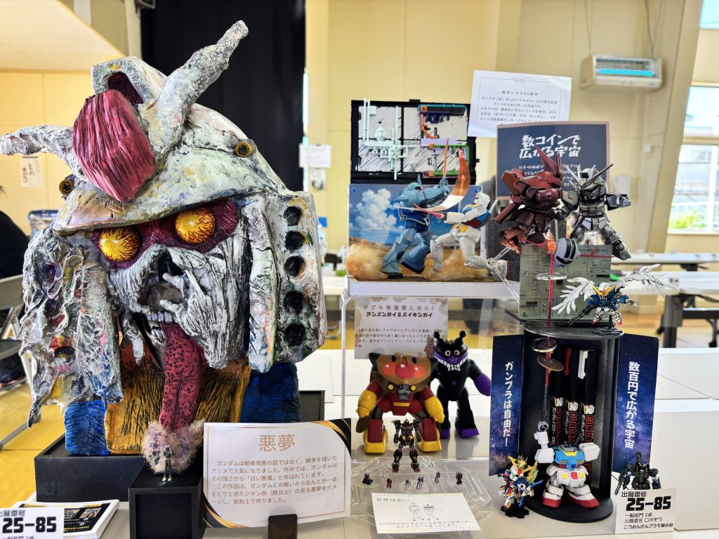 展示会に飾ってきました！右のキット達と比べていただくと大きさがわかりやすいかと思います。展示会に生首持ち込んだヤバいやつ感ありました笑