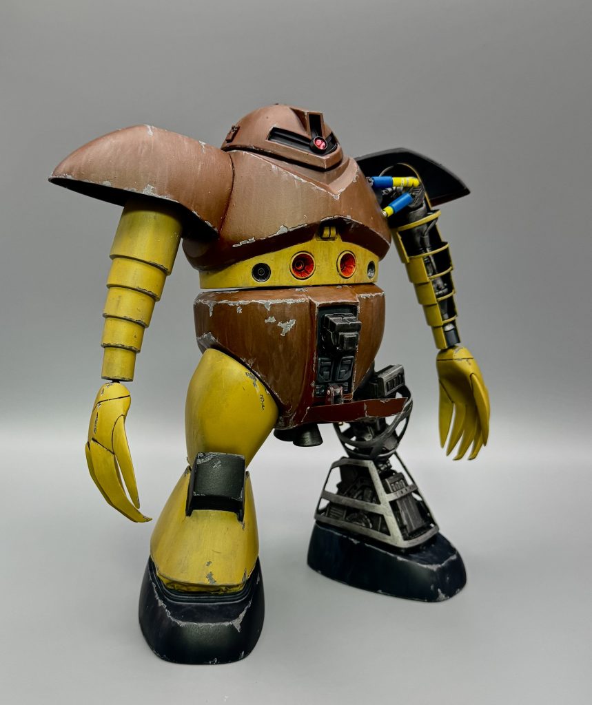 元キットは太ももの形状がちょっと残念な形状のため立ち姿が決まらなかったので、パテで大盛りにしてします。