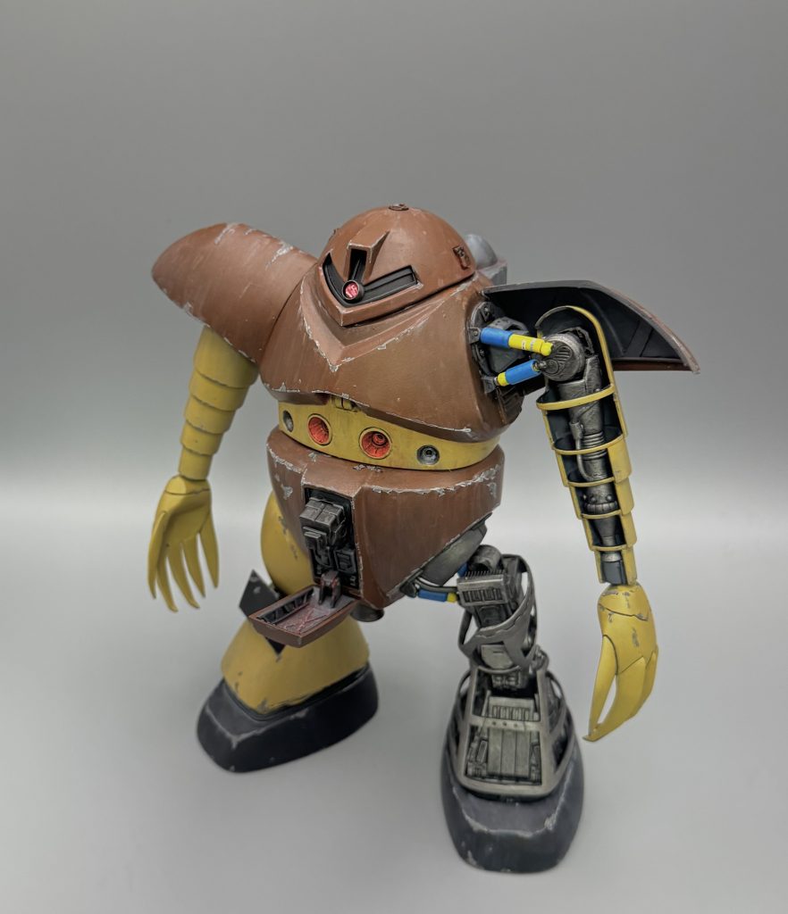 あちこちジャンクメカででっち上げています。お気に入りは自動車部品のようなダンパーを肩、股関節に忍ばせているところです。