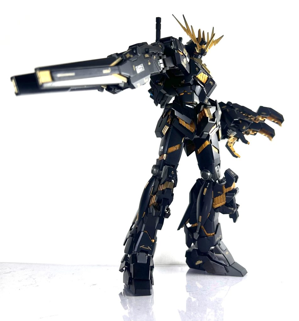 本体カラーは黒に近いネイビーを調色。光が強く当たるとネイビーさがわかりやすくなります。サイコフレームは赤金の上から薄めたクリアオレンジを1層薄ーく吹き付けました。