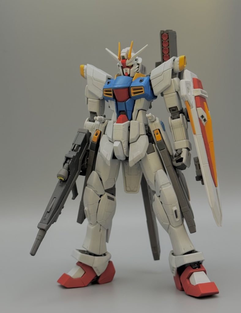 カラーリングは伝統のトリコロール☺️羽はオミットされ、ミサイルランチャーとビーム砲装備で軽量化。