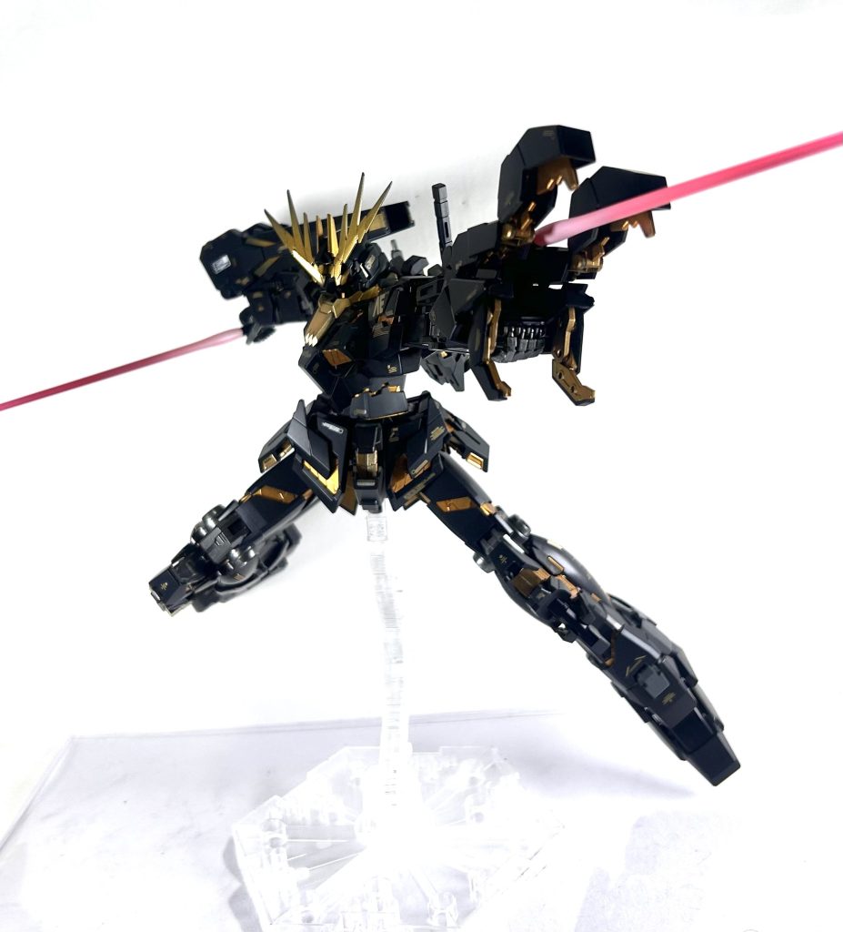 VNの爪の間から出るビームトンファーがたまらんのです✨掴んでビーム刃を展開すれば、キュリオスのシールドのような凶悪な運用も出来ますね(zaku-kao1)