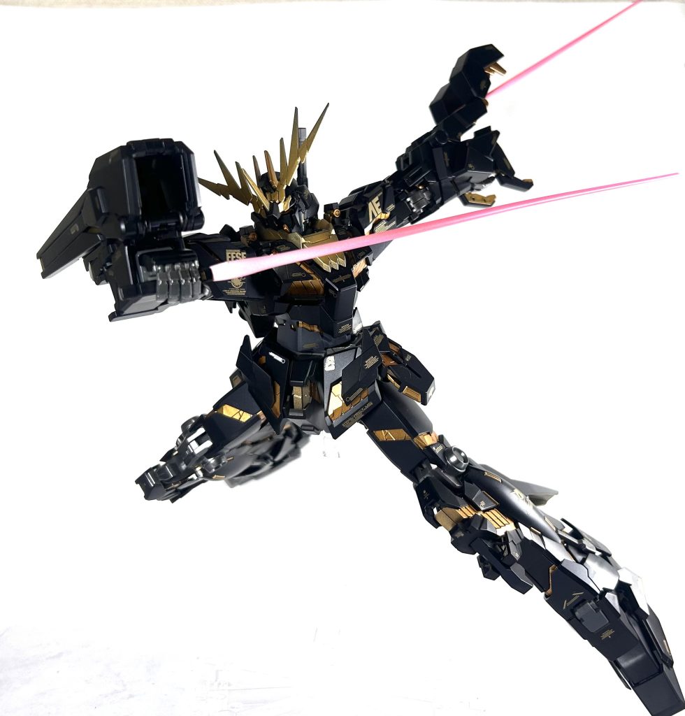 ビームサーベルでアクション決めてフィニッシュ‼️1年ほど積んでいましたが、こんなにカッチョいいならもっと早く組めば良かった‼️そう思えるキットでした✨シンプルな機体ですが、サイコフレームが間に入り分割されるのでパーツが多くカロリーは高めですね、1号機と3号機もあるので、また気が向いたら組みます(zaku-kao6)あとは古いキットなのでサイコフレーム含めてフレーム系はすべてABSなのでラッカー使用の私は注意が必要でした(zaku-kao10)でもね、それを吹き飛ばすくらいカッチョええんや(gandam1)今回は以上です、ありがとうございました‼️(zion_emb)