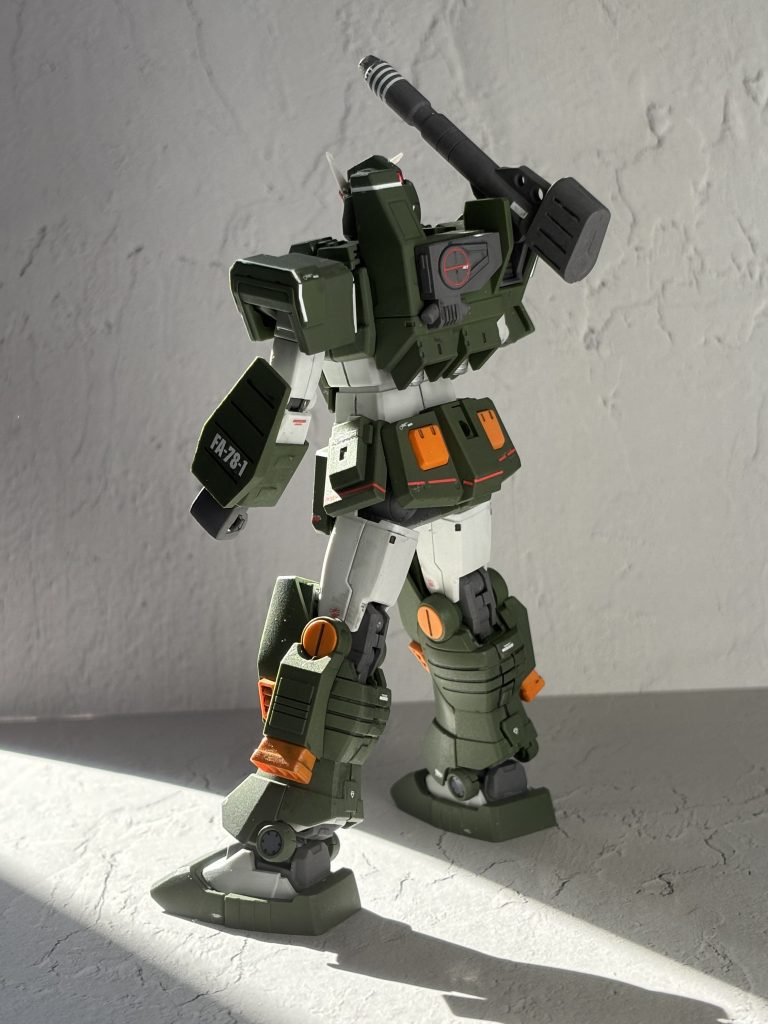 バックショット肩アーマーのライン前後から貼りますが、長さが足りず繋がらないので足しています。