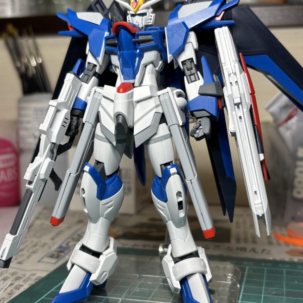 ライジングフリーダム制作中です。いつも宇宙世紀物（特にゼータ系）を好んで作るのですが、知人から頂いたものを気分転換のつもりで封を開けました。最新のキットの稼働はすごいですね。プロポーション的に足首で2mm、太ももで2mm、腰で2mm延長、主人公機らしいスタイリッシュなデザインを目指してます。上手く行くかな？これからディテールアップ工作に取りかかります。 （2枚目）