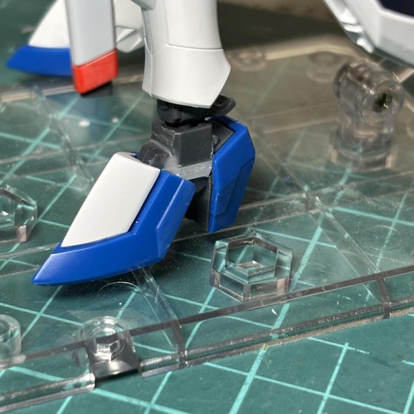 ライジングフリーダム制作中です。いつも宇宙世紀物（特にゼータ系）を好んで作るのですが、知人から頂いたものを気分転換のつもりで封を開けました。最新のキットの稼働はすごいですね。プロポーション的に足首で2mm、太ももで2mm、腰で2mm延長、主人公機らしいスタイリッシュなデザインを目指してます。上手く行くかな？これからディテールアップ工作に取りかかります。 （4枚目）