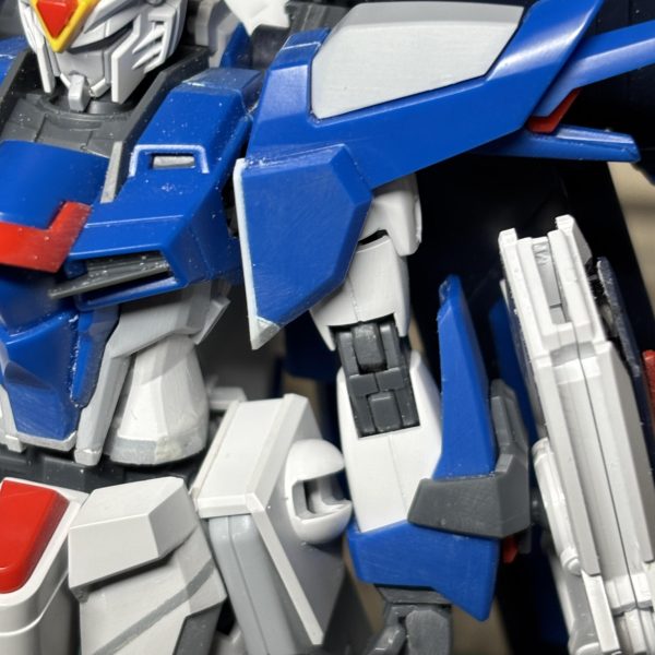 ライジングフリーダム制作中です。いつも宇宙世紀物（特にゼータ系）を好んで作るのですが、知人から頂いたものを気分転換のつもりで封を開けました。最新のキットの稼働はすごいですね。プロポーション的に足首で2mm、太ももで2mm、腰で2mm延長、主人公機らしいスタイリッシュなデザインを目指してます。上手く行くかな？これからディテールアップ工作に取りかかります。 （3枚目）