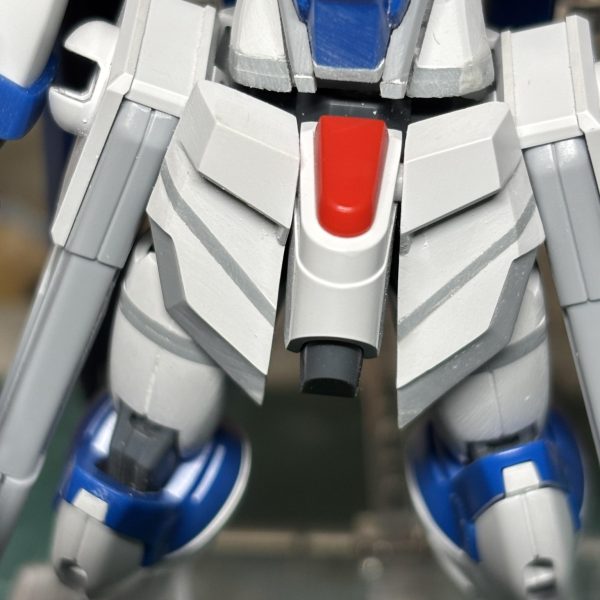 ライジングフリーダム制作中です。いつも宇宙世紀物（特にゼータ系）を好んで作るのですが、知人から頂いたものを気分転換のつもりで封を開けました。最新のキットの稼働はすごいですね。プロポーション的に足首で2mm、太ももで2mm、腰で2mm延長、主人公機らしいスタイリッシュなデザインを目指してます。上手く行くかな？これからディテールアップ工作に取りかかります。 （5枚目）